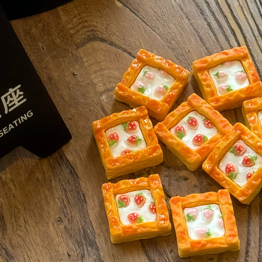 【祝好家定制--草莓面包酥】树脂配件手工diy饰品卡通写实立体