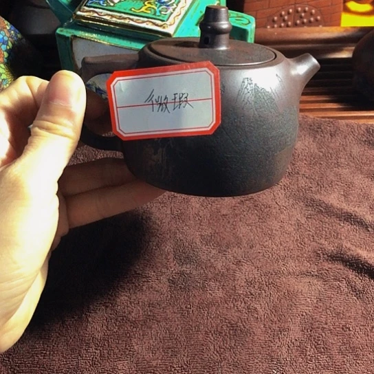 紫砂茶壶原矿泥料手工制作的紫砂壶。