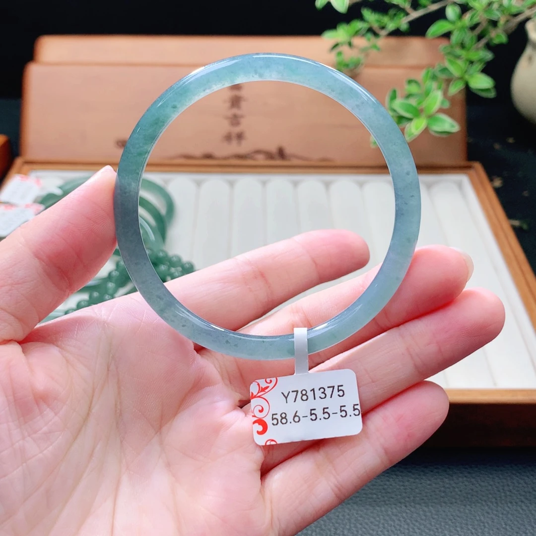 未镶嵌手镯（圆镯）翡翠