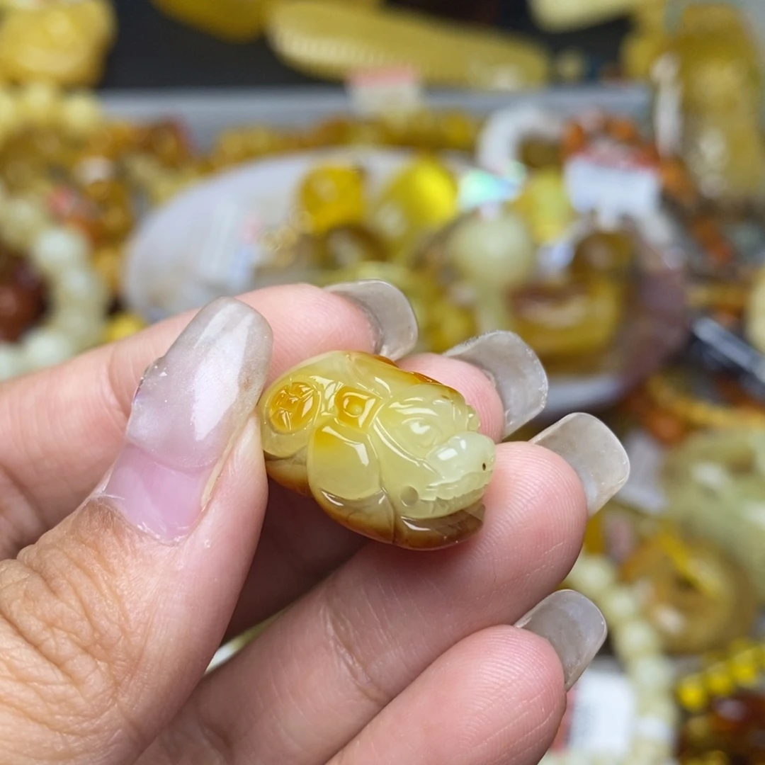 未镶嵌琥珀珠宝奇石