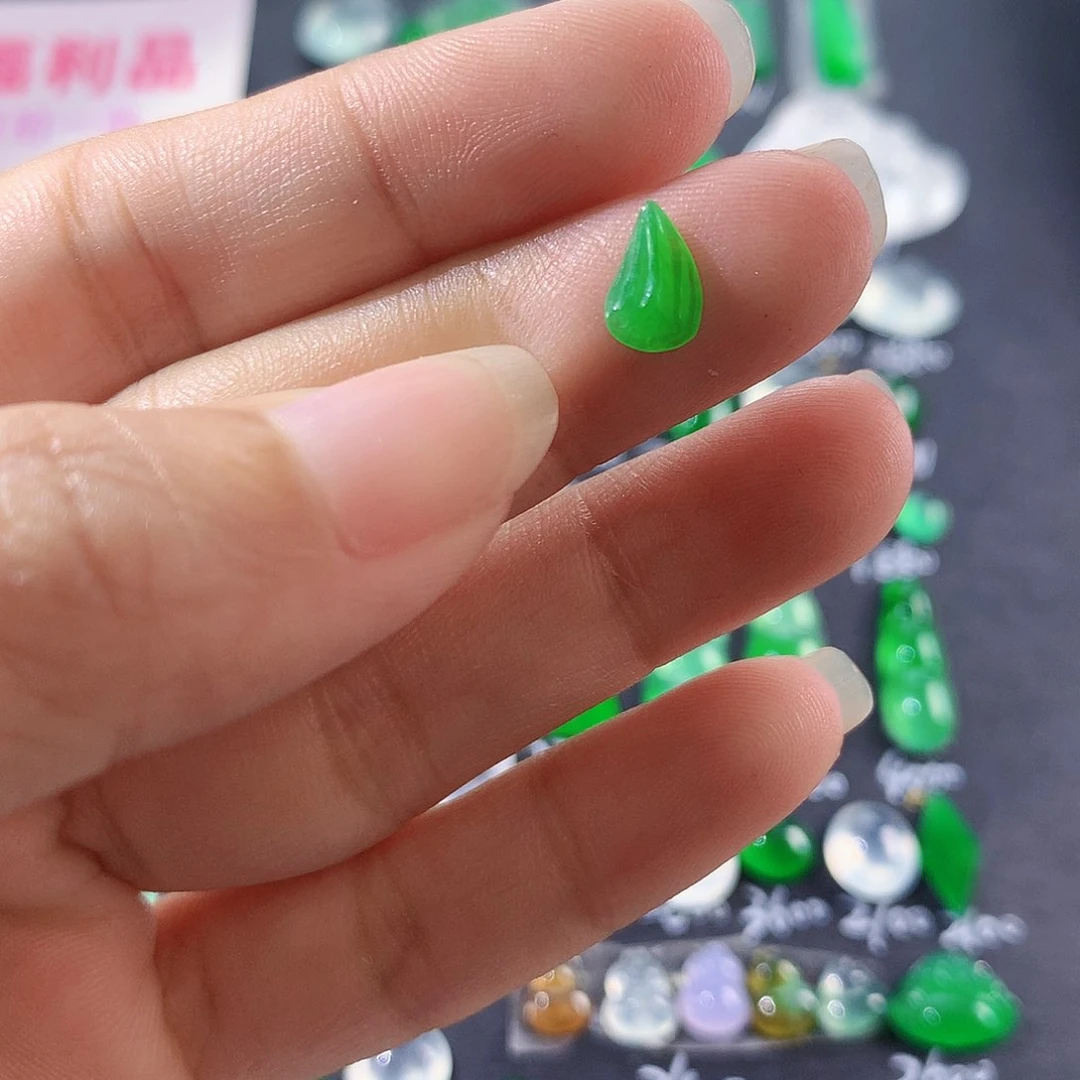 【闪购商品】翡翠颈饰未镶嵌莲蓬