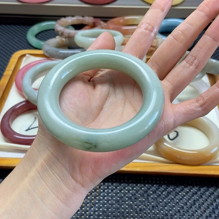 未镶嵌手镯石英岩玉