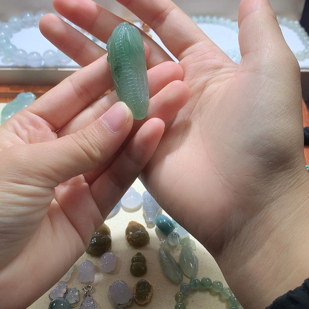 翡翠未镶嵌颈饰玉米