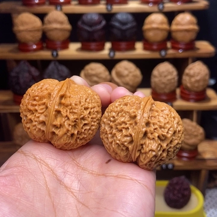 文玩核桃吊坠珊瑚36