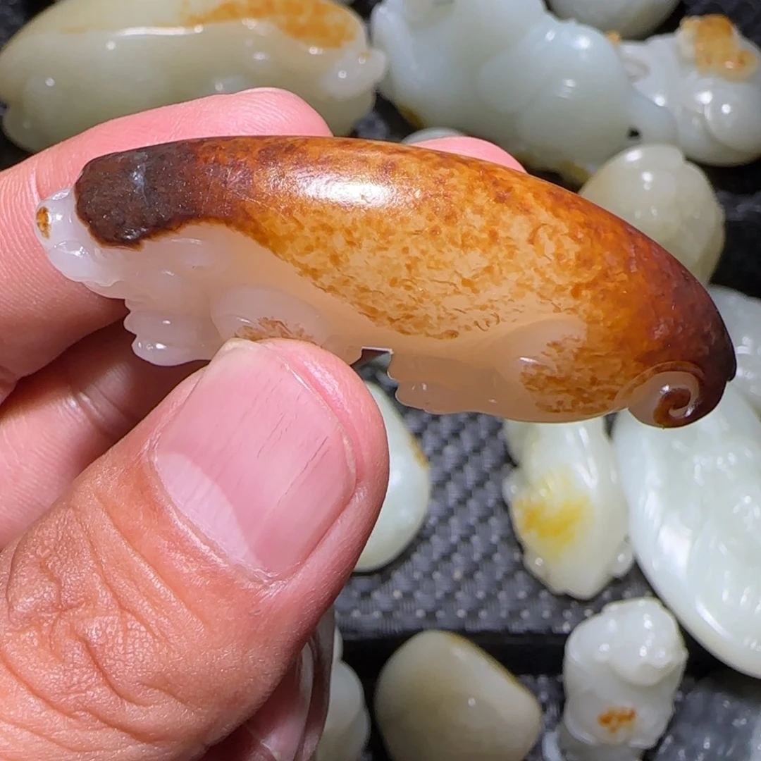康***房和田玉未镶嵌颈饰