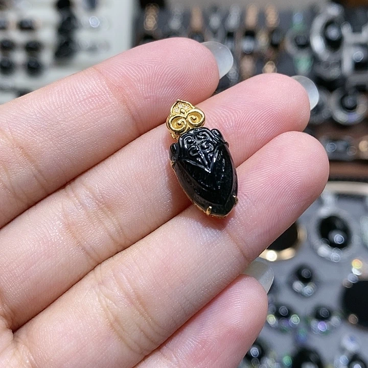 翡翠18K金镶嵌颈饰一鸣惊人