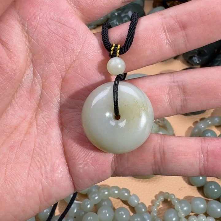 和田玉未镶嵌颈饰香**泥