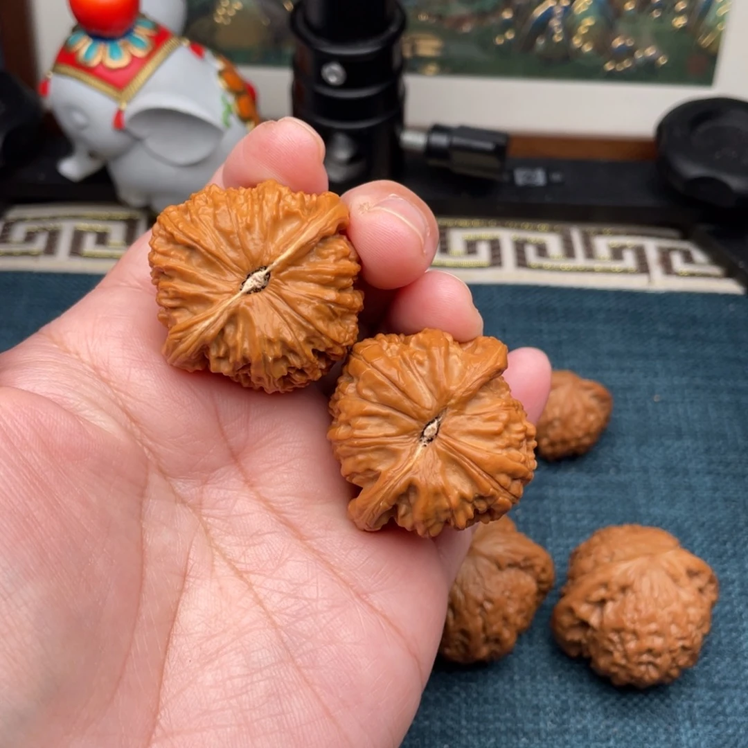 小***哥文玩核桃把件全品红皮白狮子39