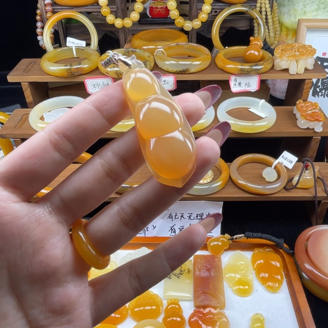 石英质玉（黄龙玉）未镶嵌颈饰粉山筋福豆