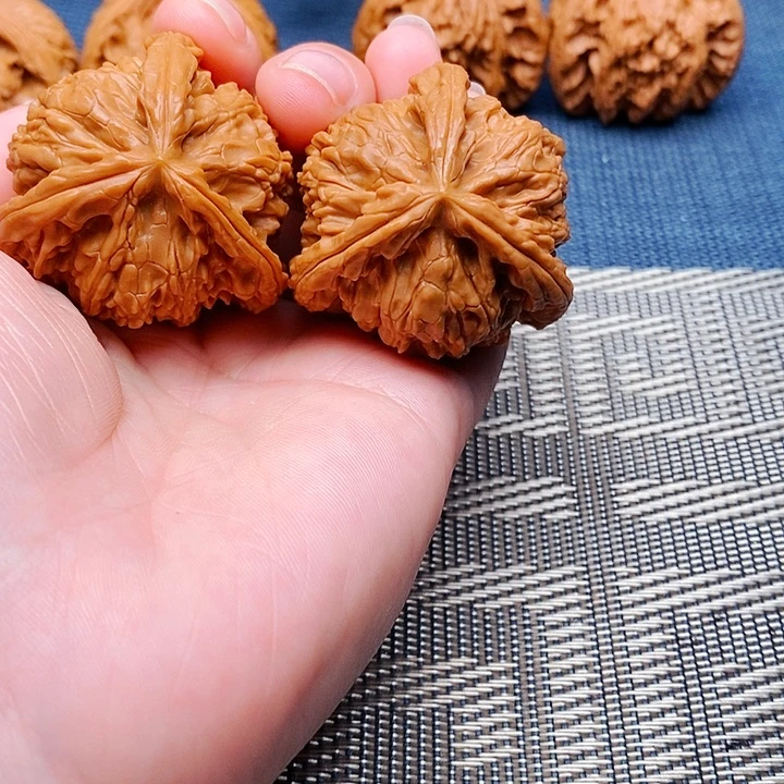 主***）文玩核桃吊坠三棱