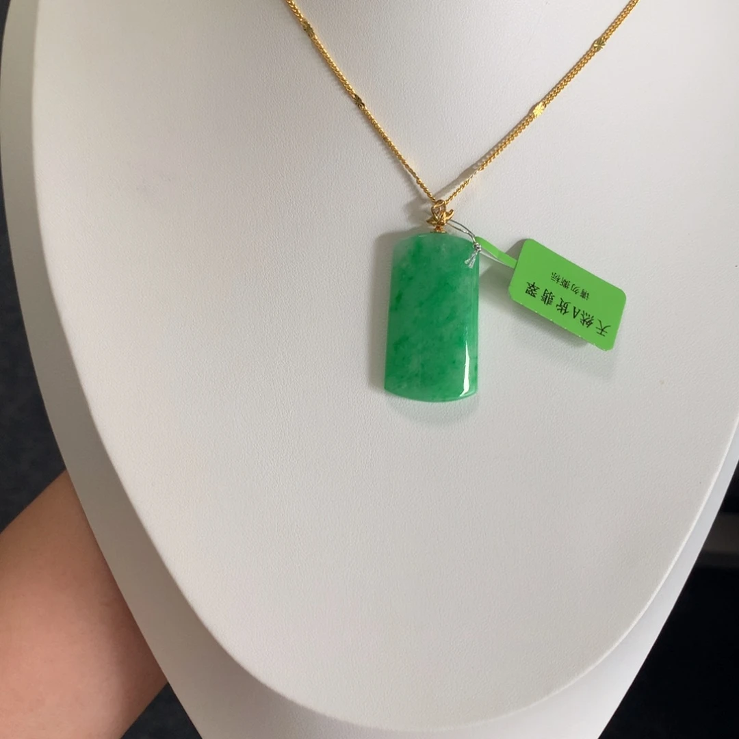 颈饰18K金镶嵌翡翠