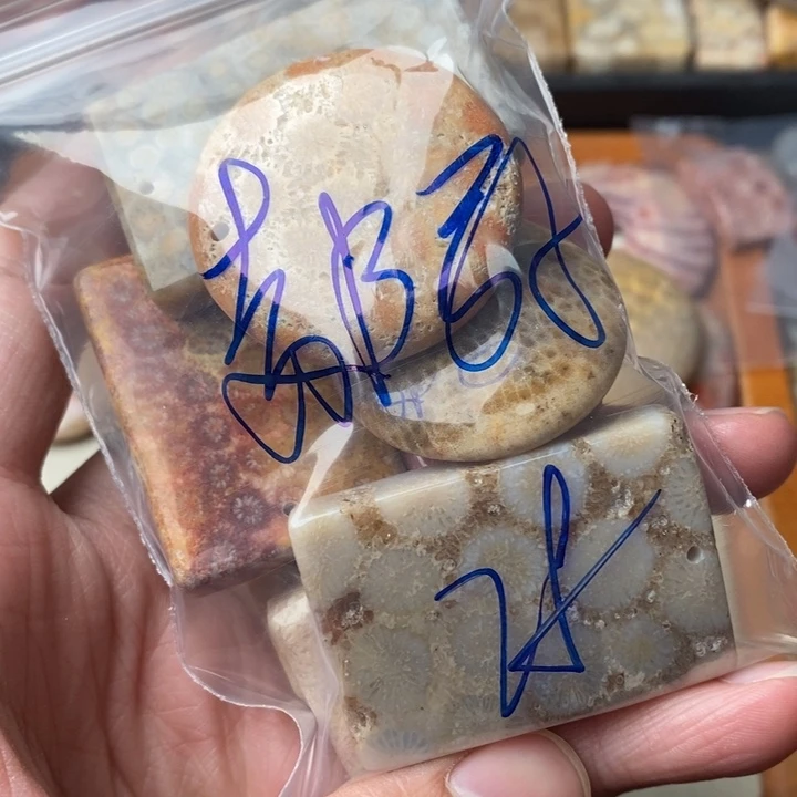 硅化玉颈饰足金镶嵌郝*子