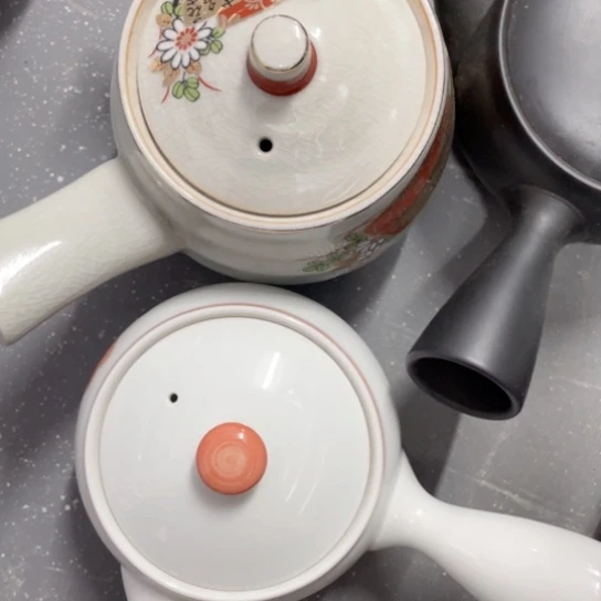 瓷片M***人瓷器及器物也在民间被传