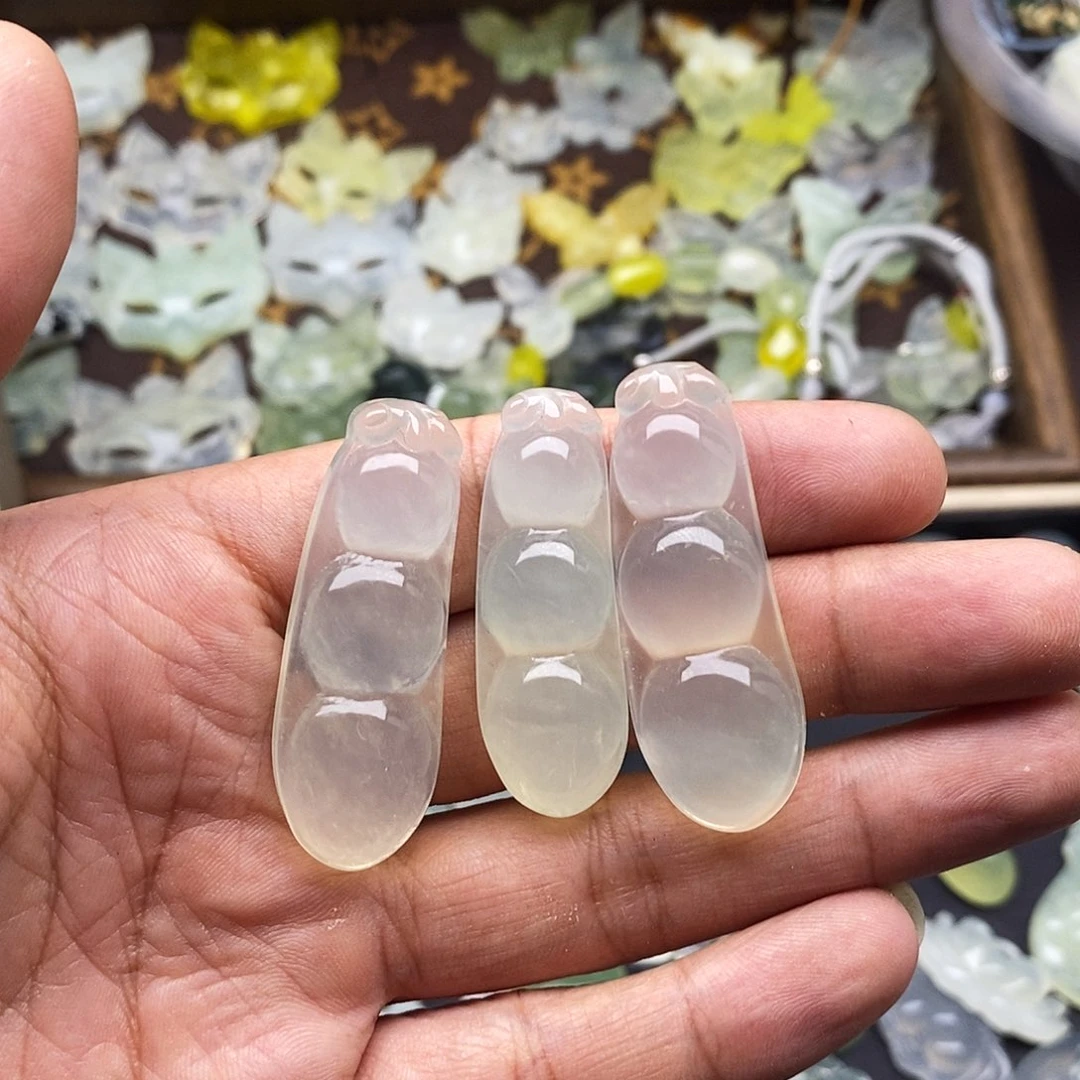 摆****未镶嵌蛇纹石玉颈饰