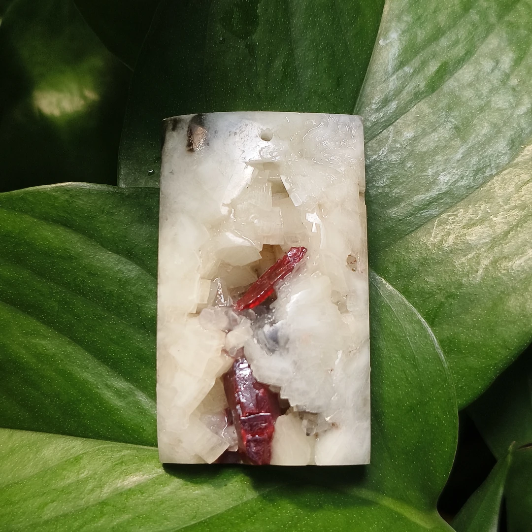 天然辰砂鹤顶绛珠—晶体无事牌吊坠