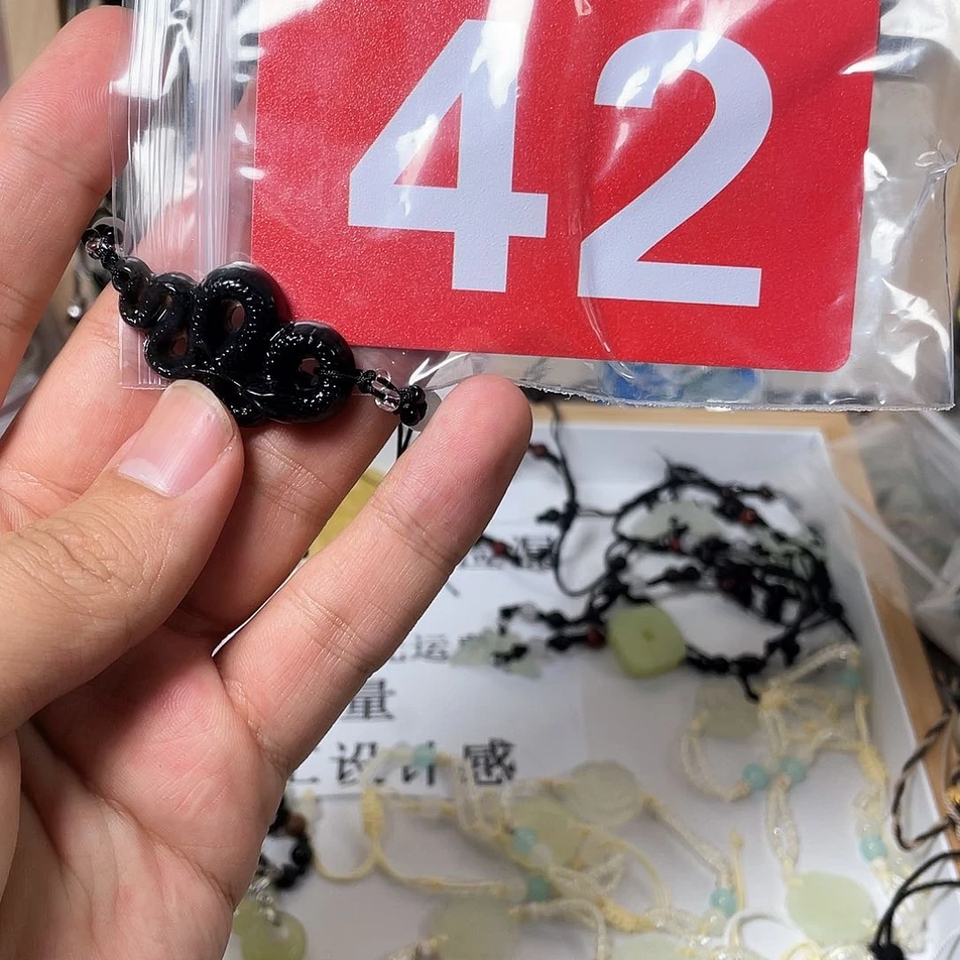 蛇纹石玉颈饰合金