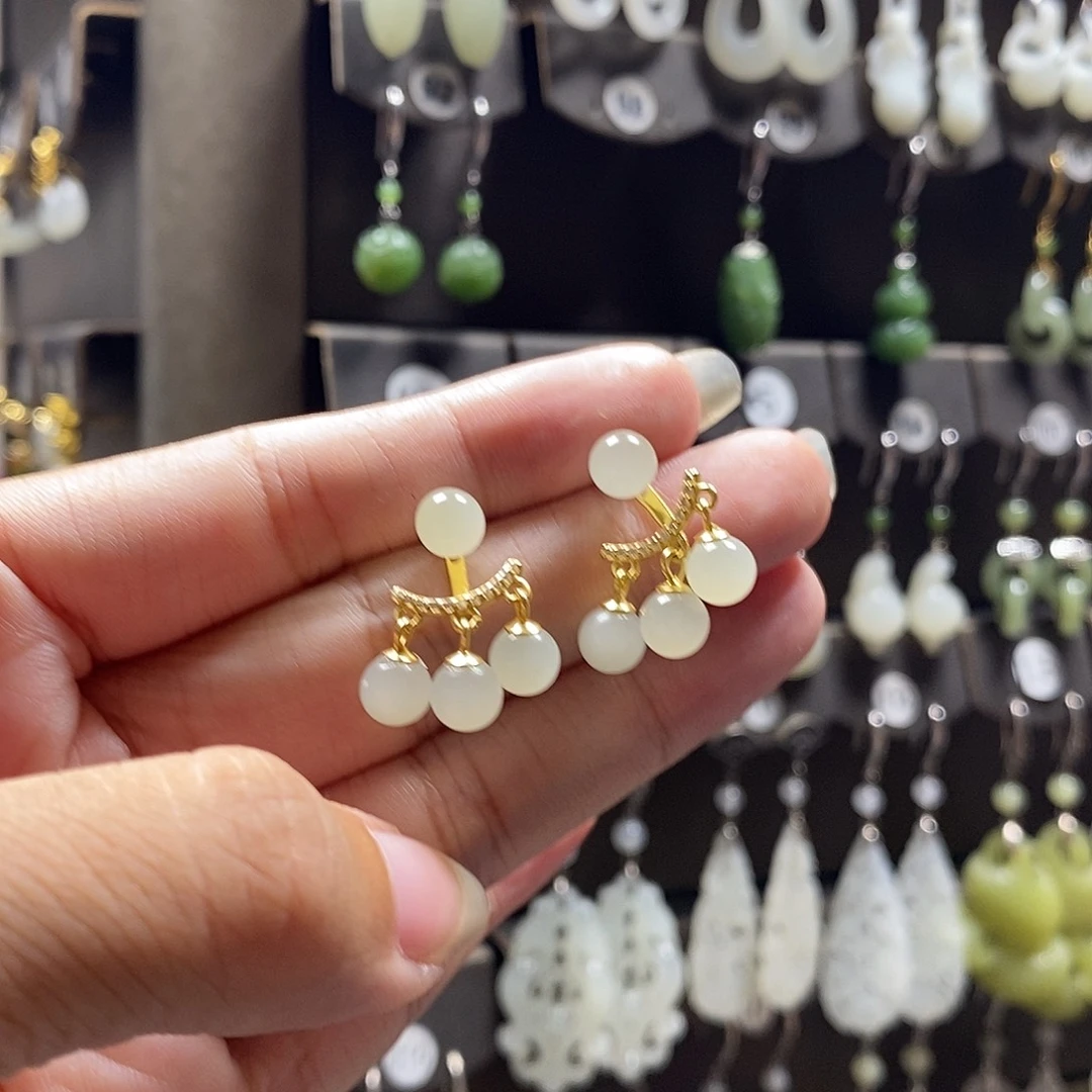 梅***儿和田玉银S925镀金镶嵌耳饰