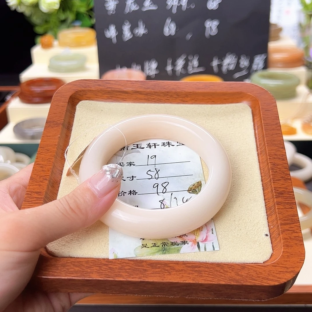 未镶嵌手镯石英质玉