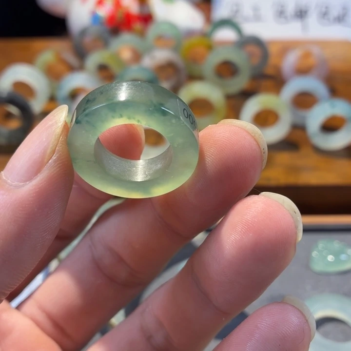 J***o未镶嵌定制翡翠戒指
