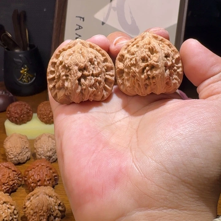 吊坠文玩核桃42尺寸三角白（有水尖）