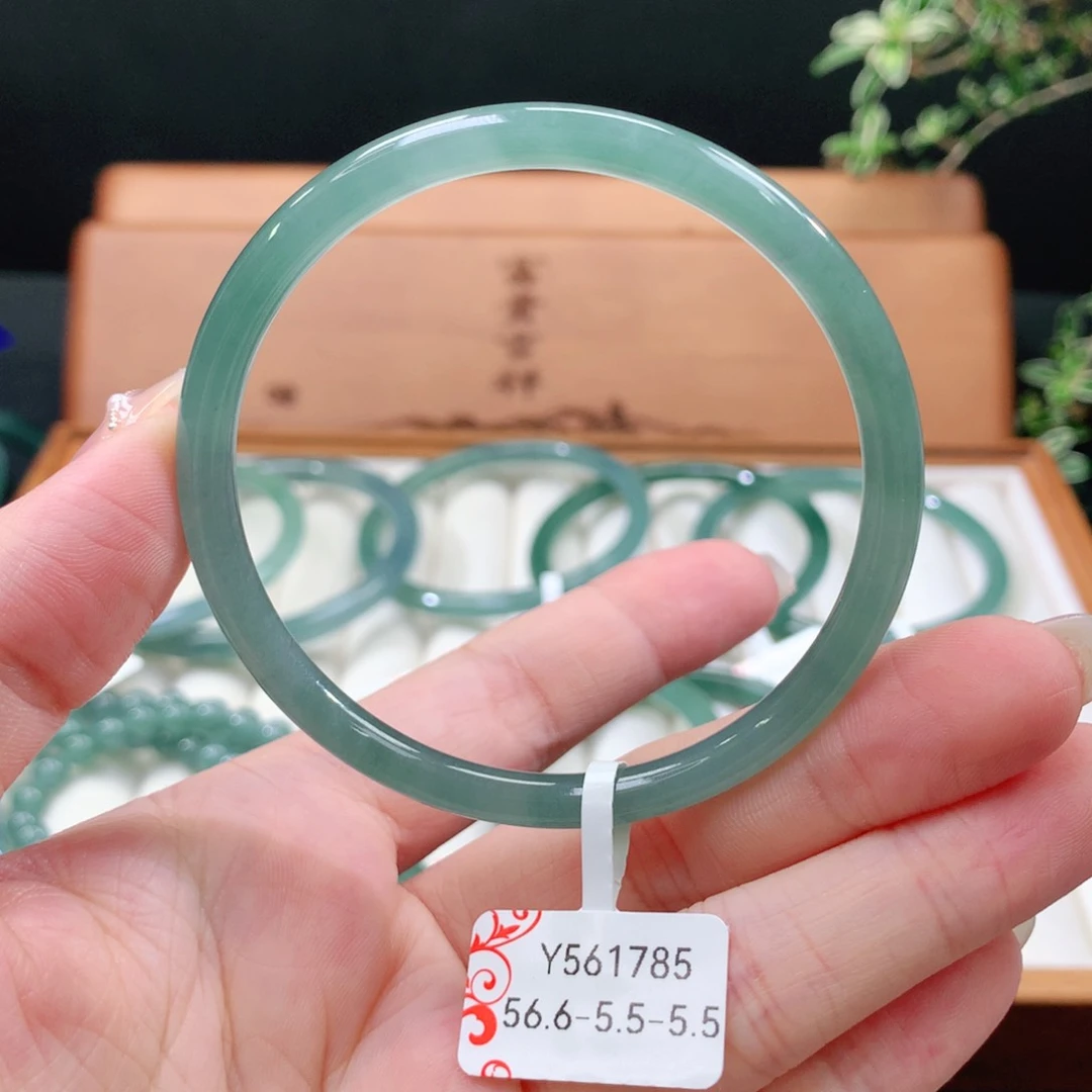 翡翠手镯未镶嵌天然