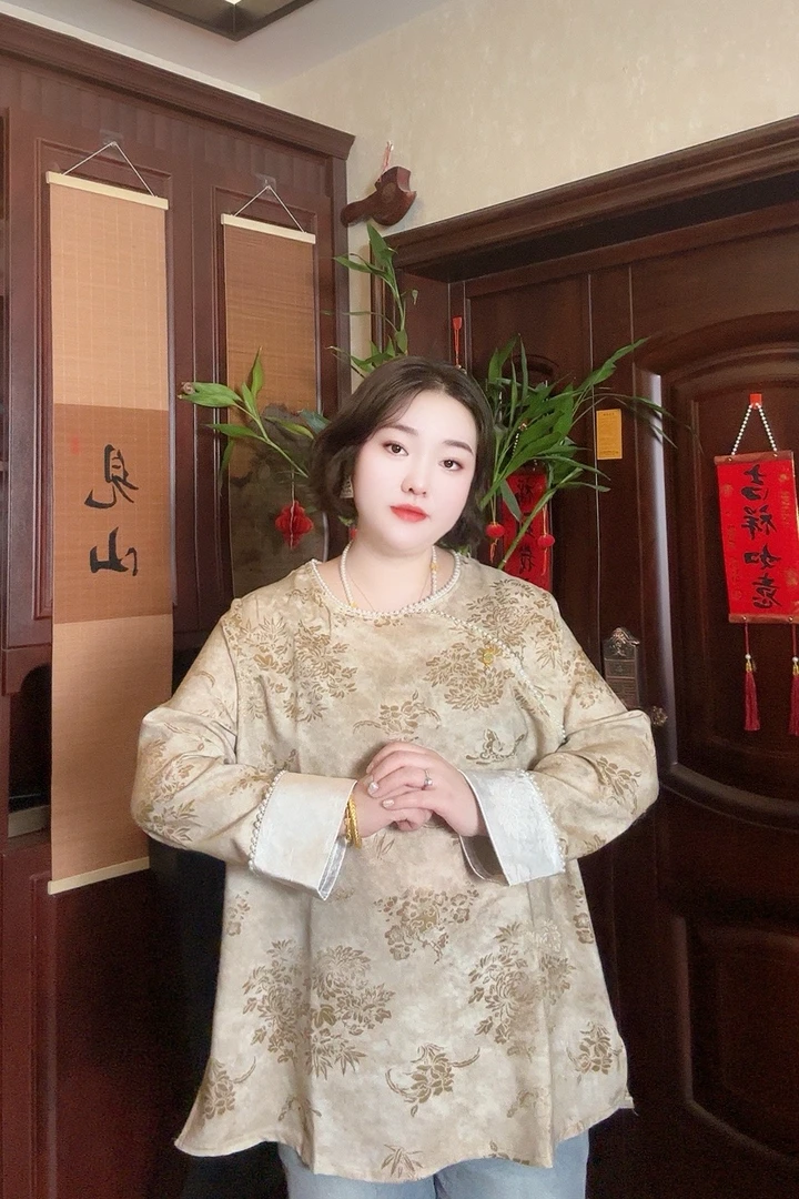 格格大码新中式提花重工2025年春季新款国风钉珠圆领斜襟气质大衫