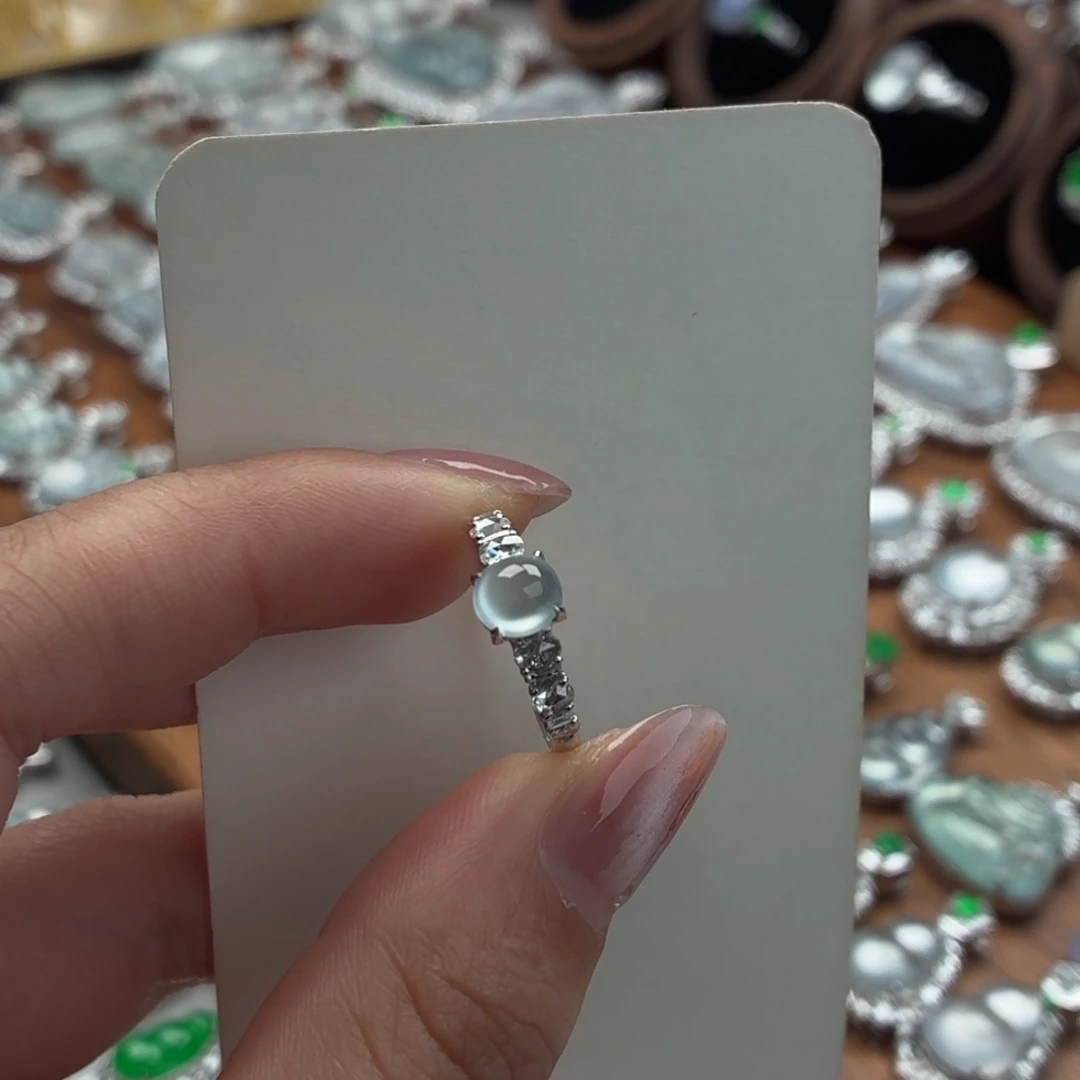 翡翠18K金镶嵌颈饰蛋面戒指