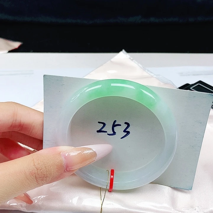 翡翠手镯未镶嵌52.5圈