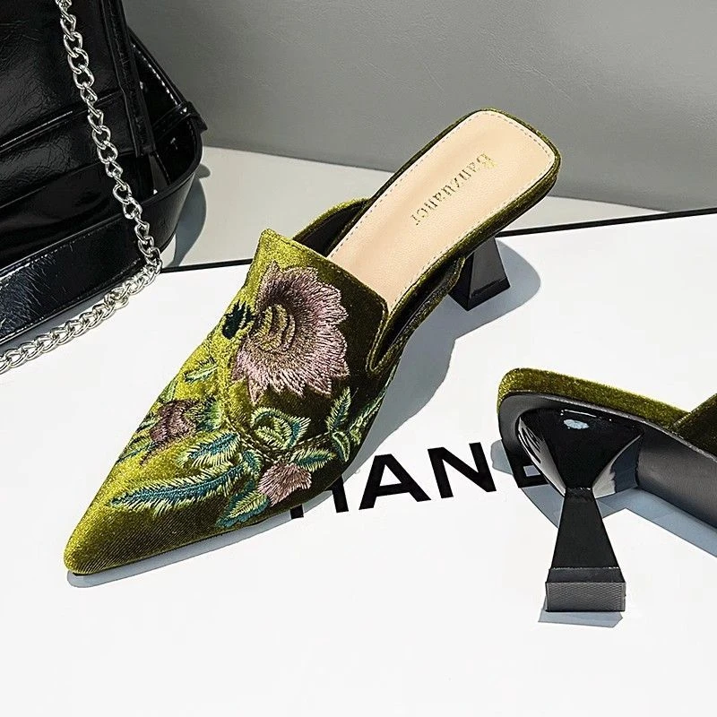 2025新款新中式国风刺绣大码41-43尖头半拖鞋女夏外穿中跟穆勒鞋