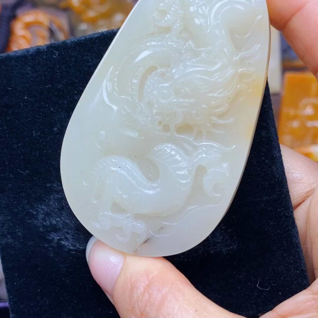 未镶嵌石英质玉（黄龙玉）颈饰