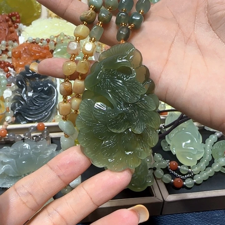未镶嵌蛇纹石玉吊坠
