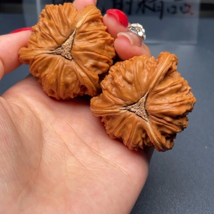 翁***彬文玩核桃吊坠白狮子