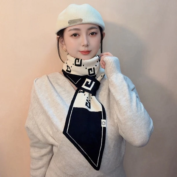 穿洞款小围巾2025女款秋冬新款气质百搭护颈双面可用保暖方便洋气