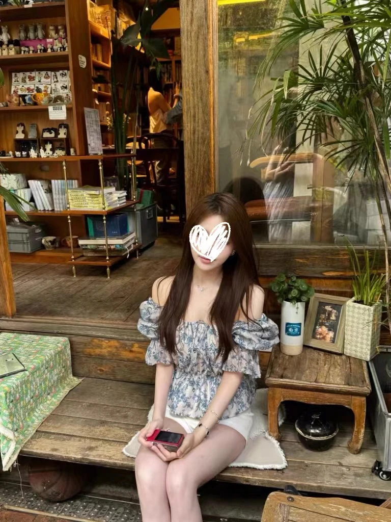 纯欲一字肩碎花泡泡袖衬衣女夏季新款青瓷蓝调修身上衣