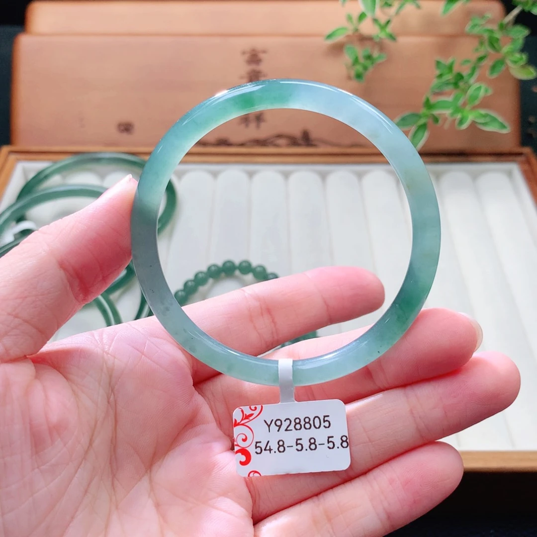 未镶嵌手镯（圆镯）翡翠