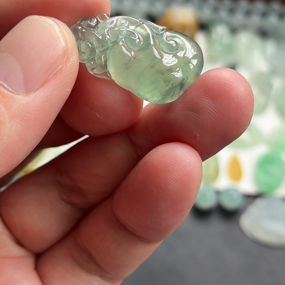 咔****翡翠未镶嵌颈饰挂件