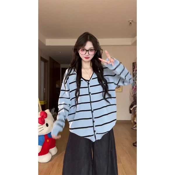 松弛感穿搭一整套女秋季蓝色条纹吊带针织开衫阔腿牛仔裤三件套装