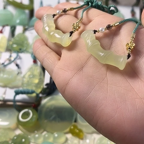 未镶嵌蛇纹石玉颈饰