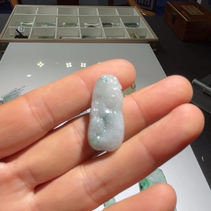 翡翠未镶嵌颈饰挂件