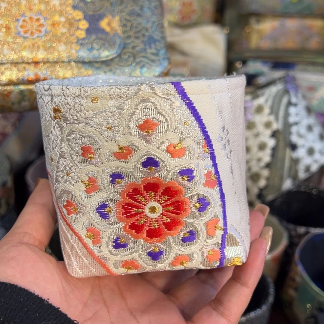 瑞***丁蚕丝宝相小笔筒不退换