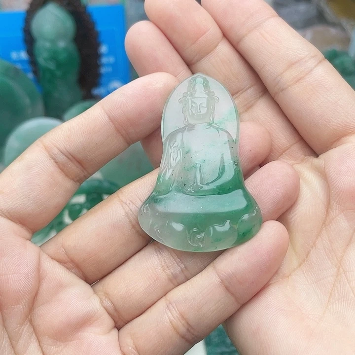颈饰未镶嵌石英质玉半****人