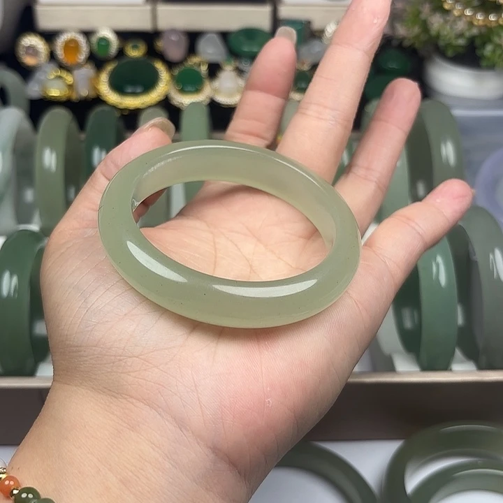 东陵石未镶嵌手镯