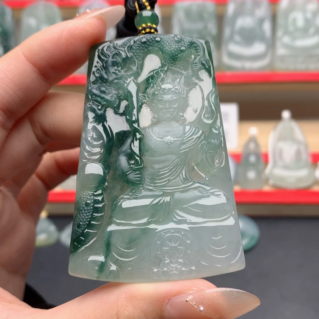 从***.翡翠未镶嵌颈饰不动明王