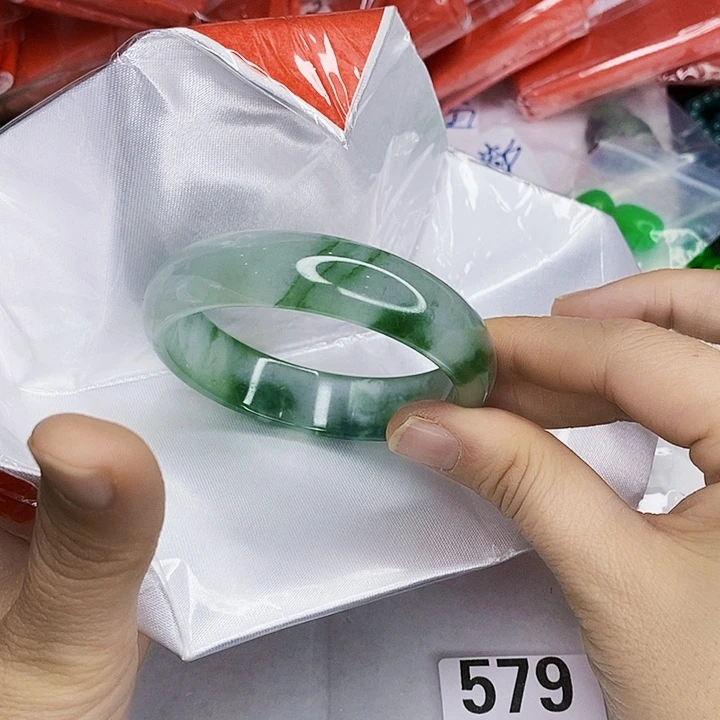翡翠未镶嵌手镯一图一物实物为准（微瑕处理）