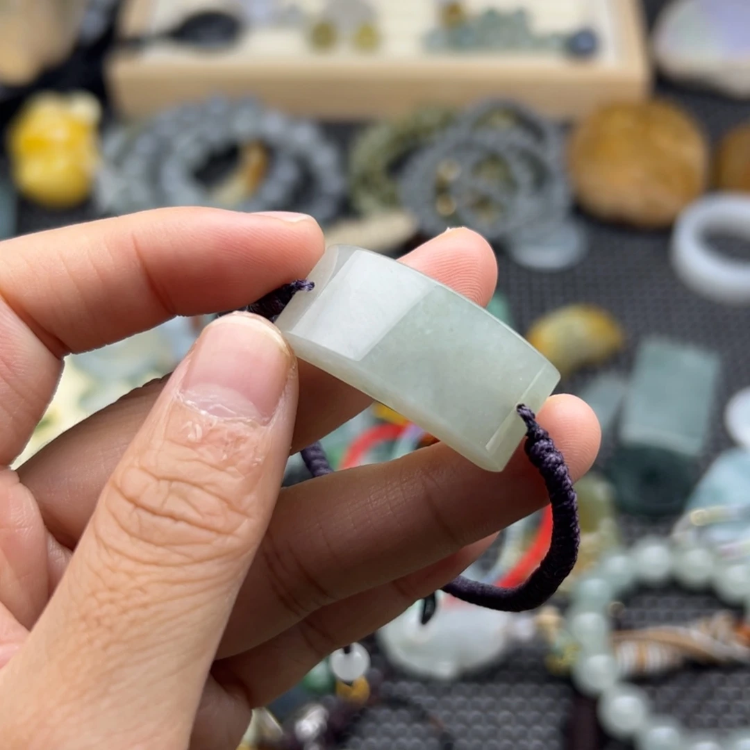 颈饰未镶嵌翡翠手牌