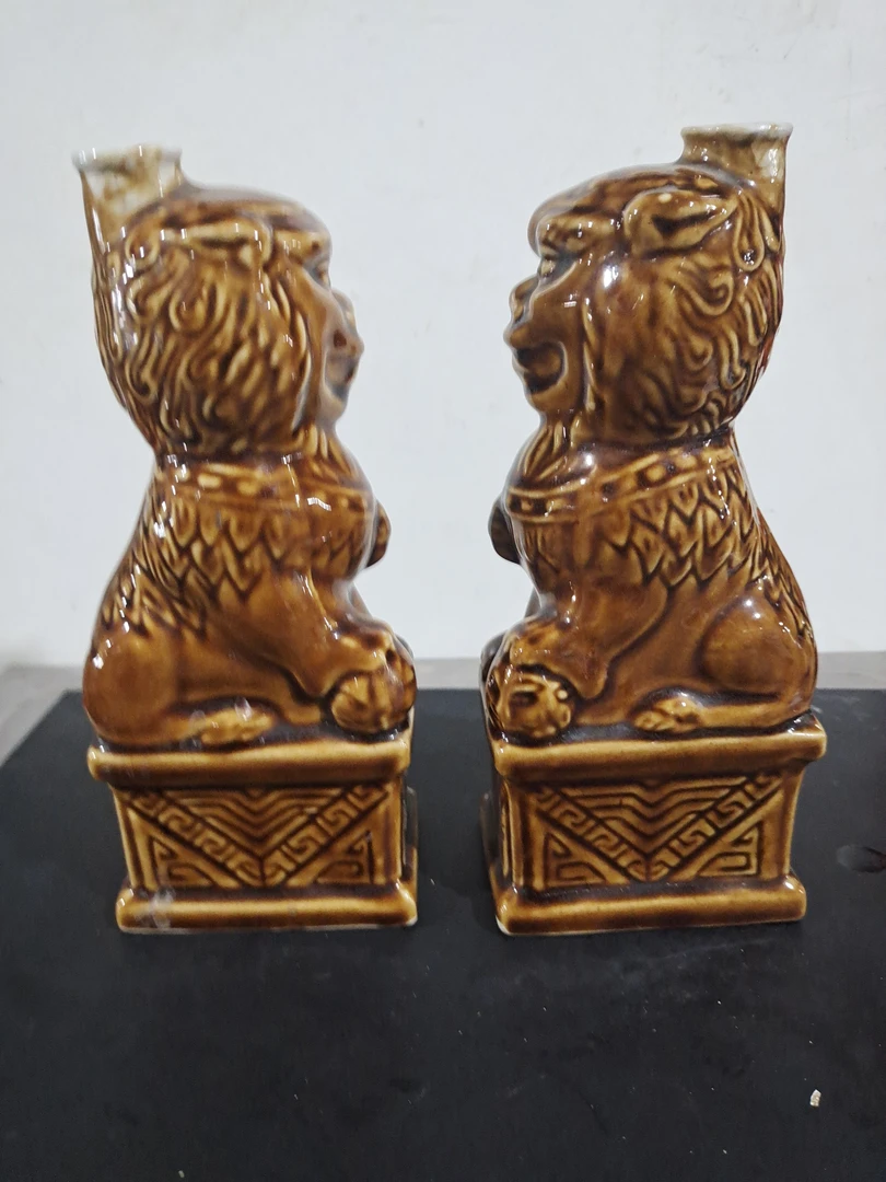 黄釉狮子酒瓶一对