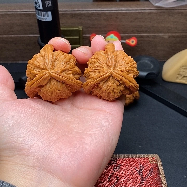 ****曼文玩核桃把件白奔