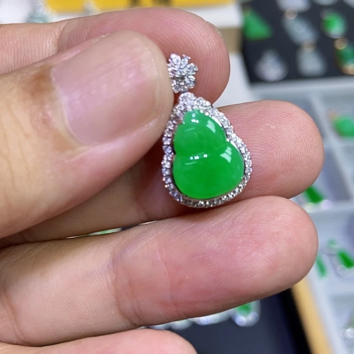 颈饰18K金镶嵌翡翠葫芦