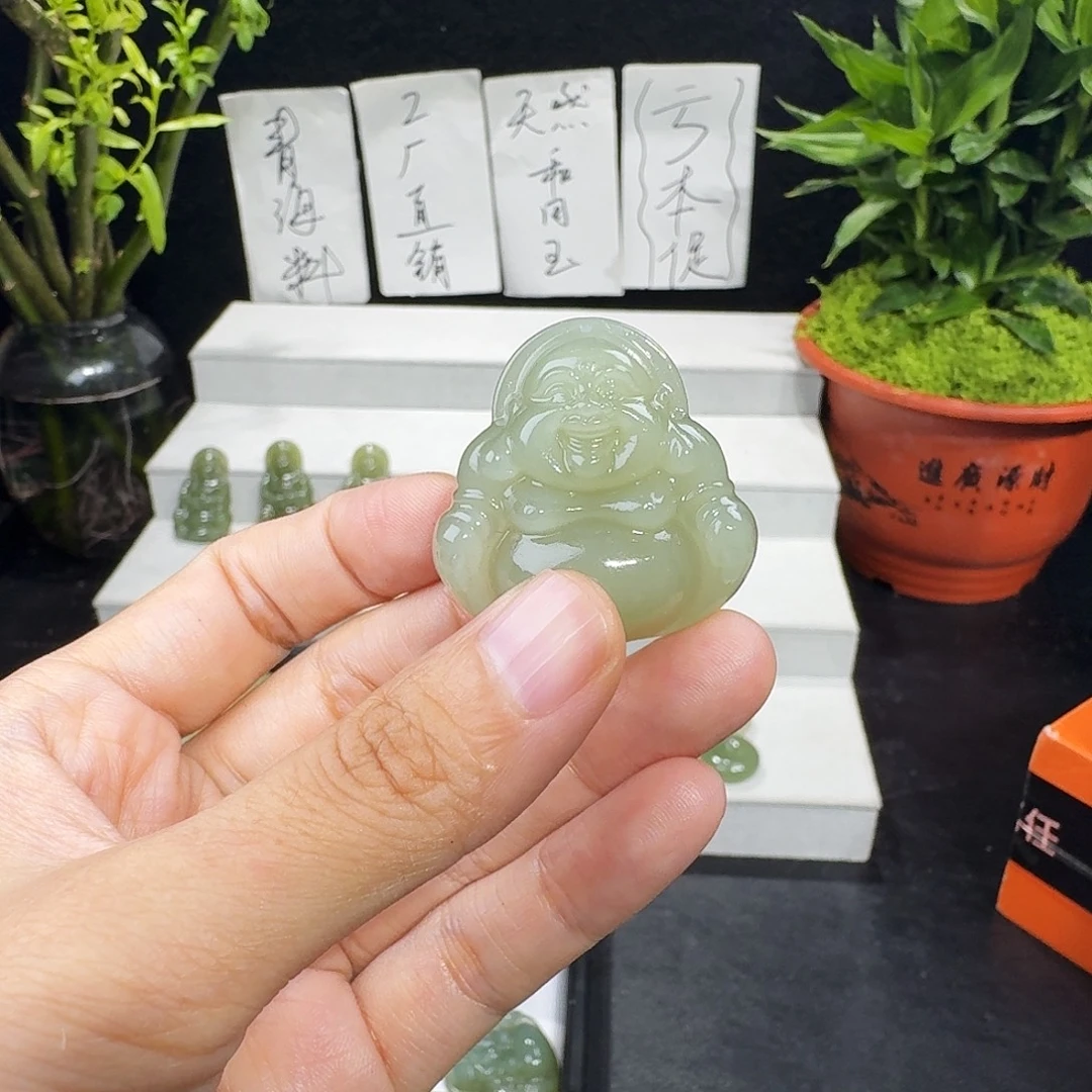 如***宝和田玉未镶嵌颈饰