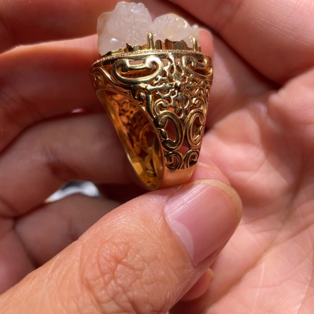 佳***音和田玉18K金镶嵌车挂